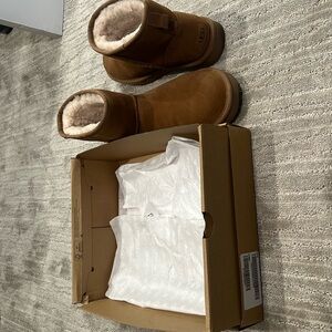 EUC logo mini Ugg boots